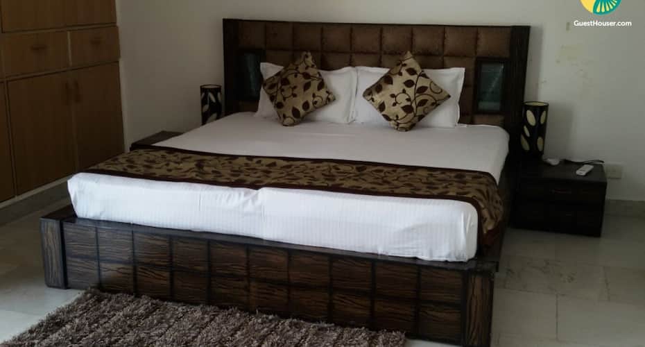A Well furnished 4 bedroom apartment, New Delhi 1
